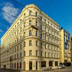 4* Hotel H+